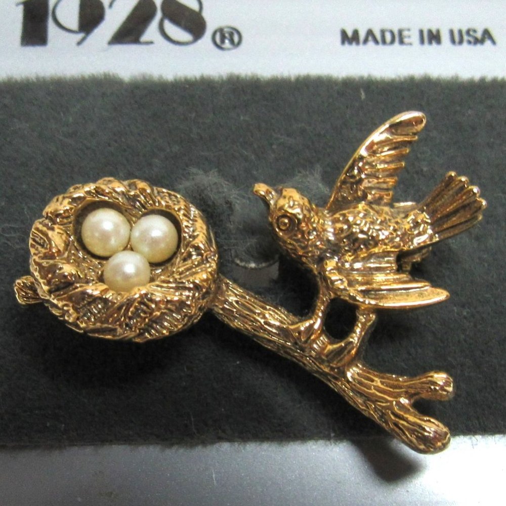 1928 JEWELRY Sweet Bird on Nest with Pearl Eggs Pin Brooch On Card Goldtone - Picture 3 of 3